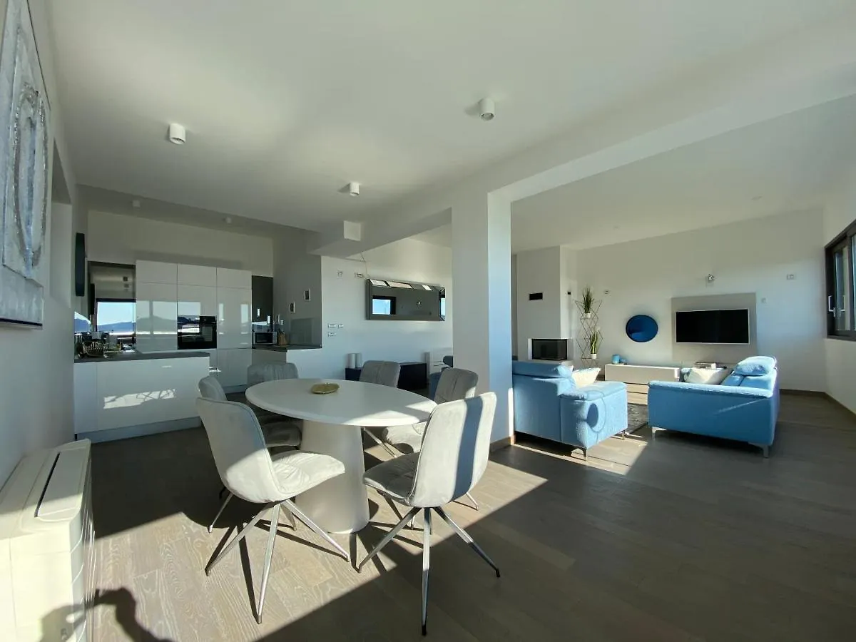 The View Luxury Residence With Pool Apartman