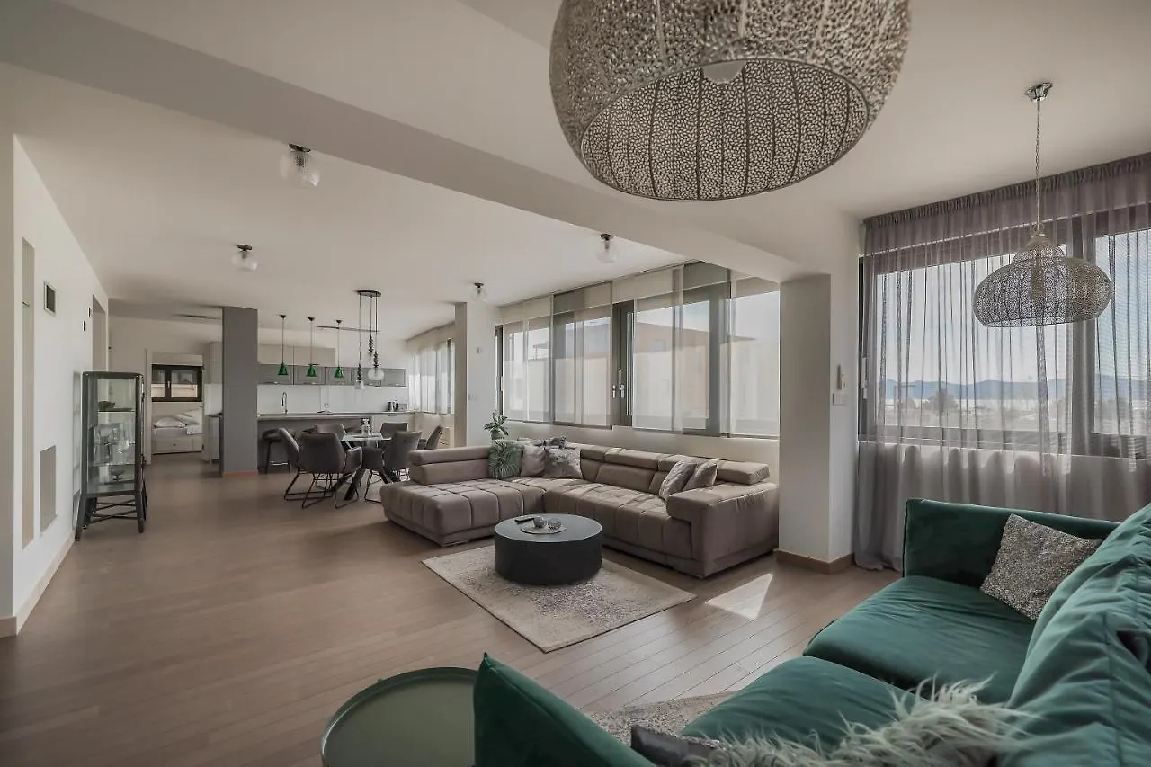 The View Luxury Residence With Pool Apartman